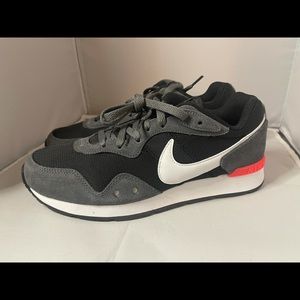 Nike Venture Runner sneakers size 7.5